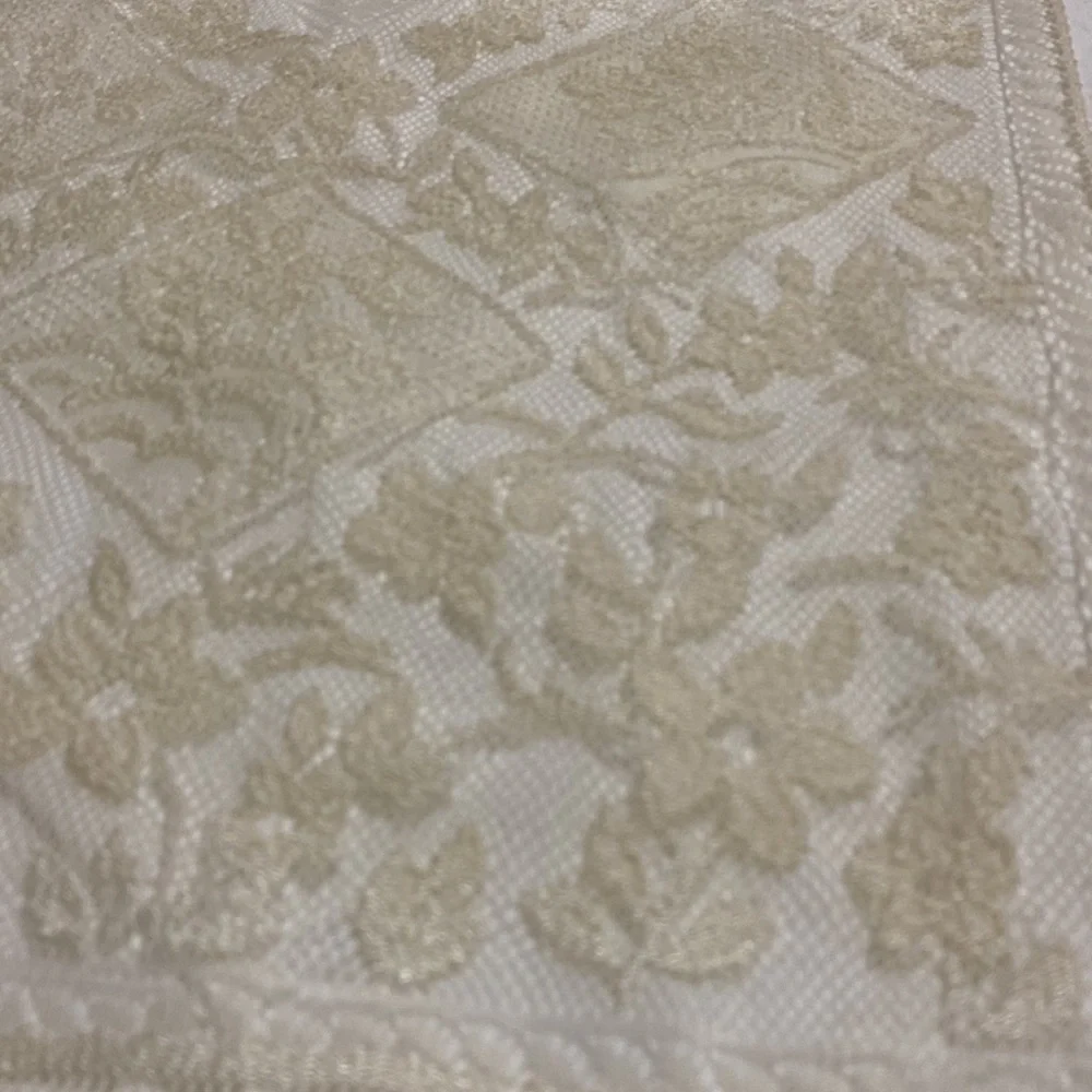 Vintage Cream Lace Decorative Jacquard Table Runner with Fringe! - Picture 2 of 3
